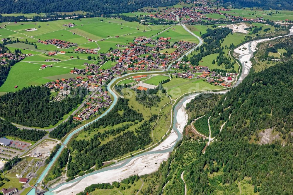Krün von oben - Isarwehr, Krün und Wallgau am Verlauf von Isar und Obernachkanal im Bundesland Bayern