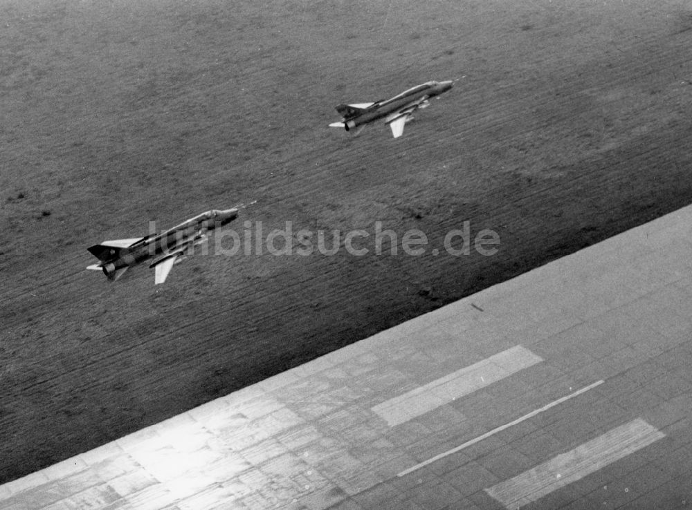 Laage aus der Vogelperspektive: Jagdbomber SU-22 auf dem Flughafengelände der DDR- Luftstreitkräfte / Luftverteidigung LSK/LV der NVA in Laage in Mecklenburg-Vorpommern