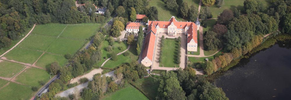 DARMSTADT von oben - Jagdschloss Kranichstein im gleichnamigen Stadtteil im Norden von Darmstadt