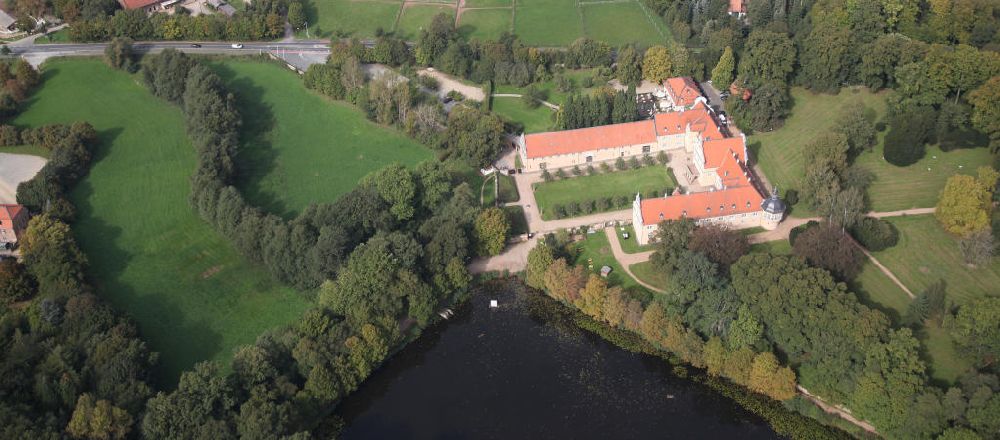 Luftbild DARMSTADT - Jagdschloss Kranichstein im gleichnamigen Stadtteil im Norden von Darmstadt