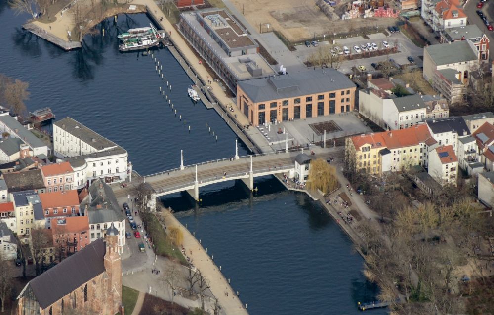 Luftaufnahme Brandenburg an der Havel - Jahrtausendbrücke mit Sankt Johannis in Brandenburg an der Havel im Bundesland Brandenburg