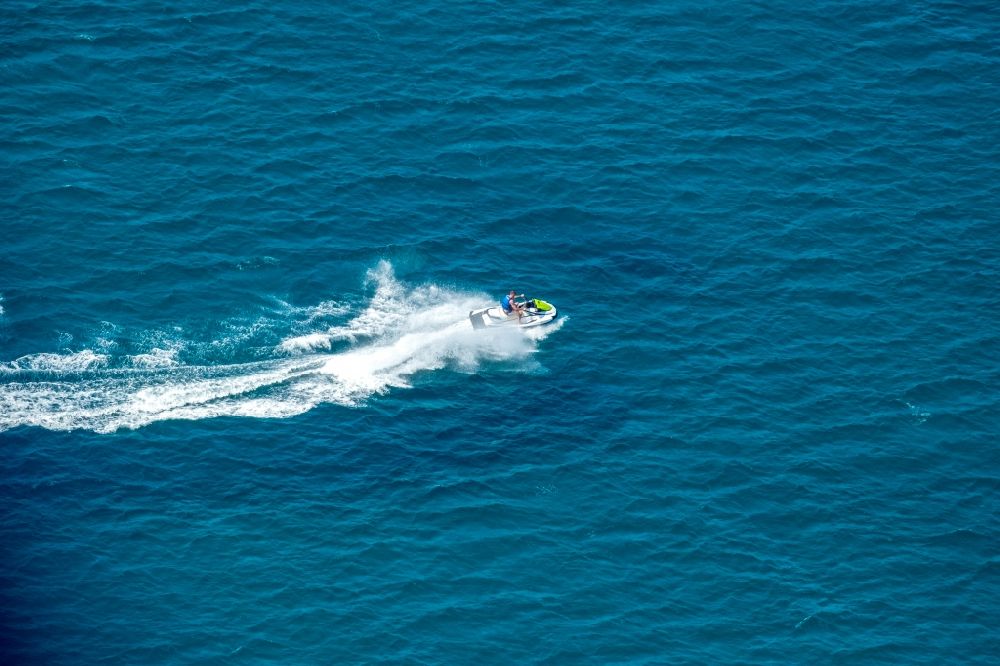 Palma von oben - Jet-Ski Sportboot - in Fahrt in der Bucht von Palma in Palma in Balearische Insel Mallorca, Spanien