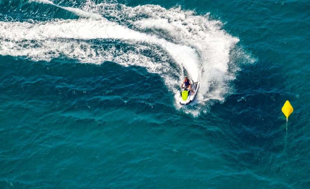 Palma aus der Vogelperspektive: Jet-Ski Sportboot - in Fahrt in der Bucht von Palma in Palma in Balearische Insel Mallorca, Spanien