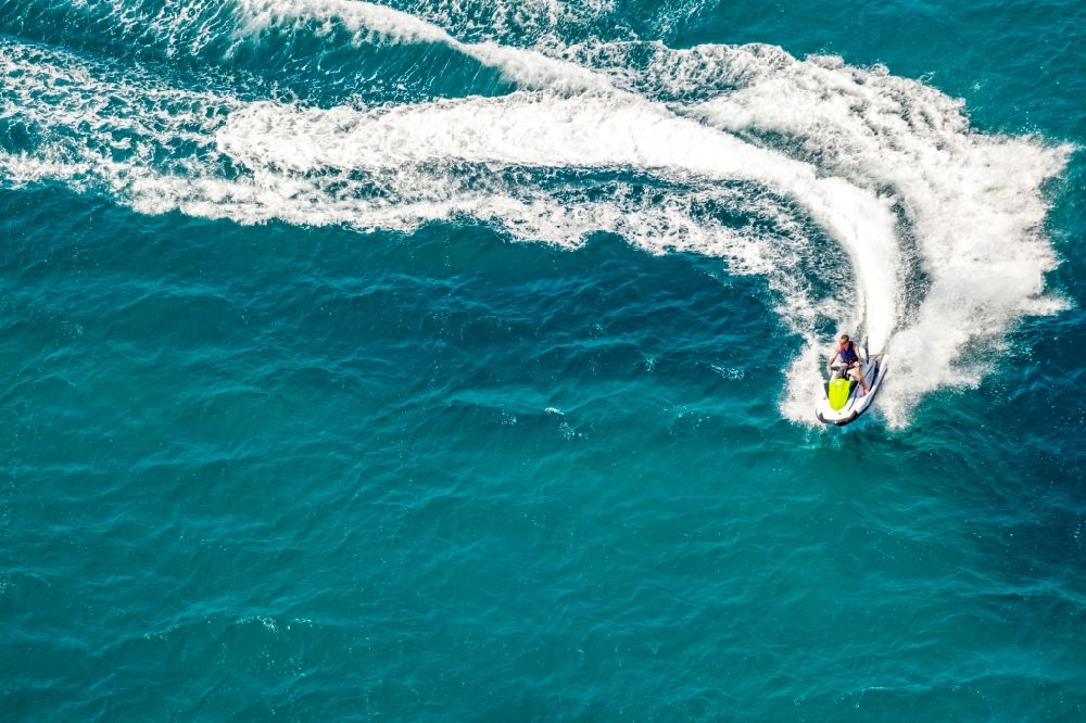 Luftbild Palma - Jet-Ski Sportboot - in Fahrt in der Bucht von Palma in Palma in Balearische Insel Mallorca, Spanien