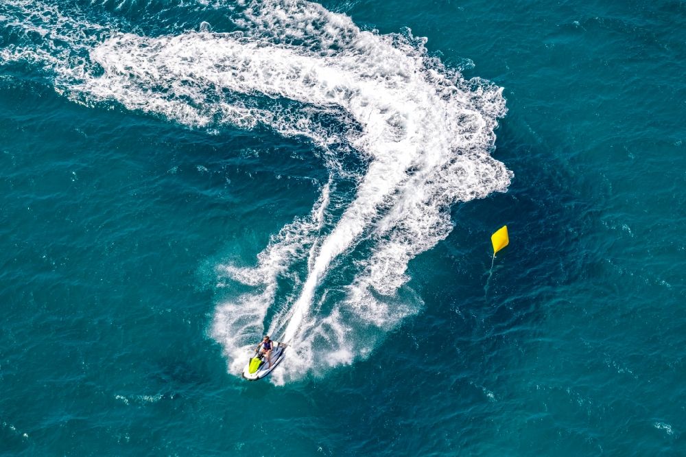 Luftaufnahme Palma - Jet-Ski Sportboot - in Fahrt in der Bucht von Palma in Palma in Balearische Insel Mallorca, Spanien