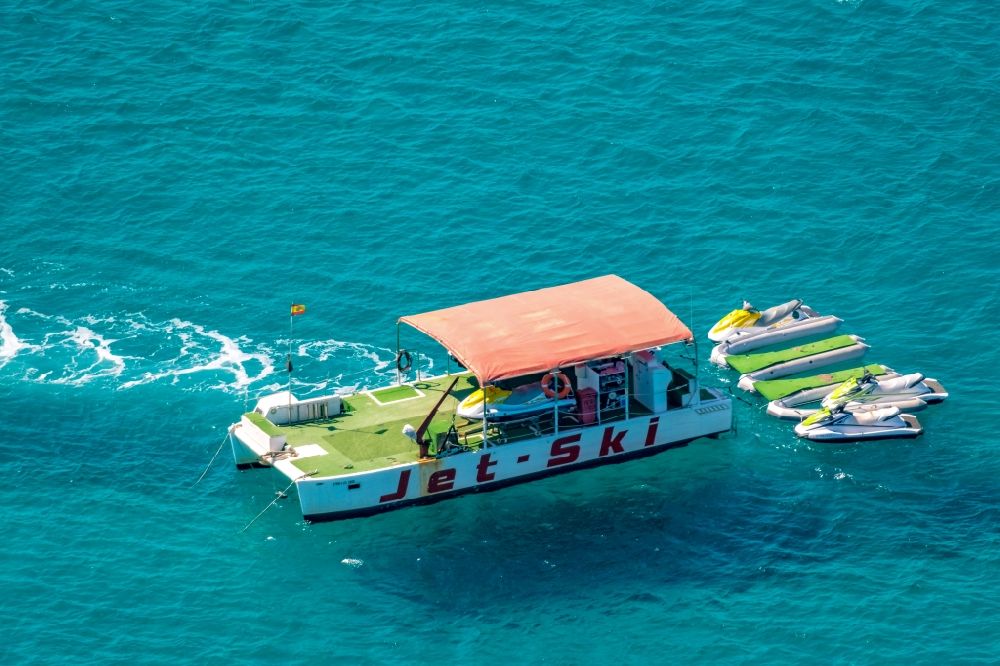 Palma aus der Vogelperspektive: Jet-Ski Sportboot - in Fahrt an einem JetSki Verleih auf dem Wasser in Palma in Balearische Insel Mallorca, Spanien