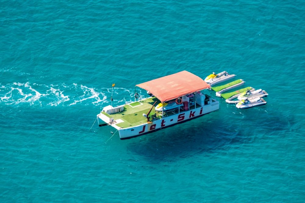Luftbild Palma - Jet-Ski Sportboot - in Fahrt an einem JetSki Verleih auf dem Wasser in Palma in Balearische Insel Mallorca, Spanien