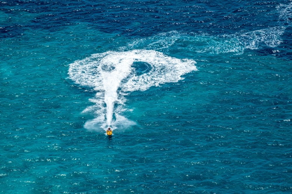 Ses Covetes aus der Vogelperspektive: Jet-Ski Sportboot Fahrt im Küstenbereich Playa del Trench in Ses Covetes in Islas Baleares, Spanien