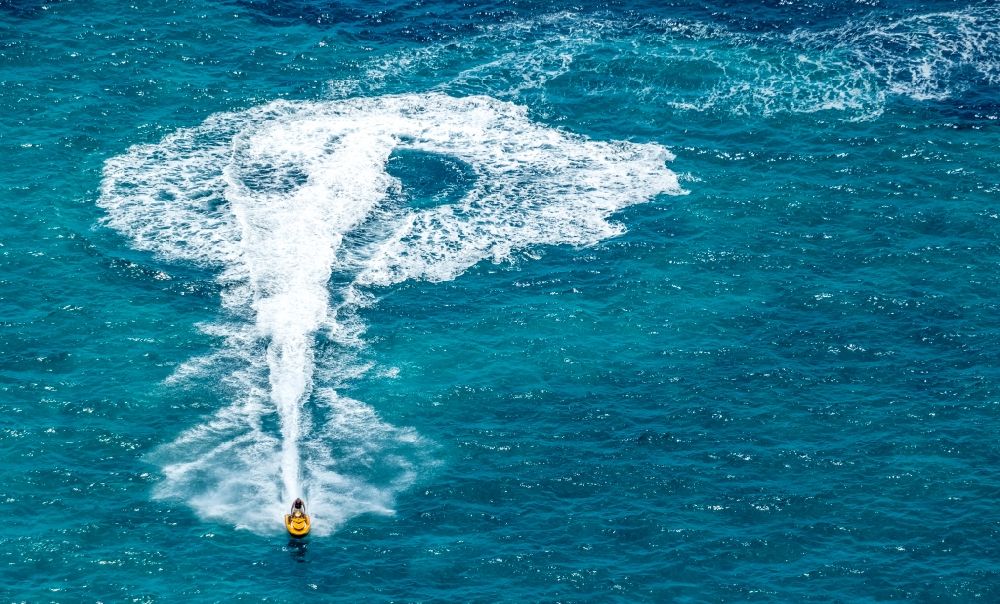 Luftbild Ses Covetes - Jet-Ski Sportboot Fahrt im Küstenbereich Playa del Trench in Ses Covetes in Islas Baleares, Spanien