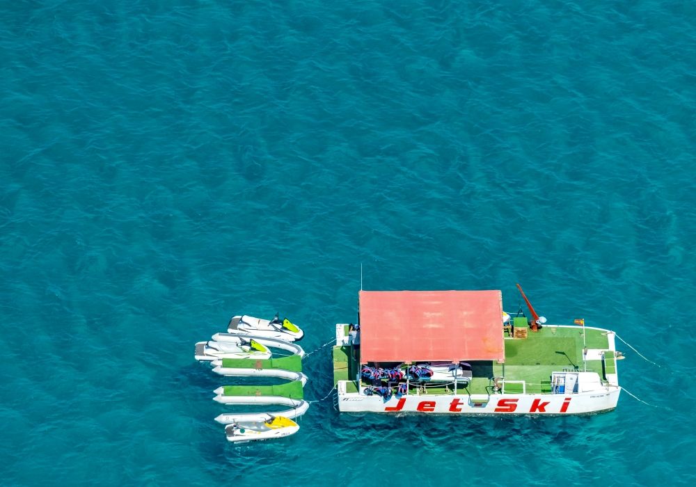 Palma aus der Vogelperspektive: Jet-Ski Sportboot - JetSki Verleih auf dem Wasser in Palma in Balearische Insel Mallorca, Spanien