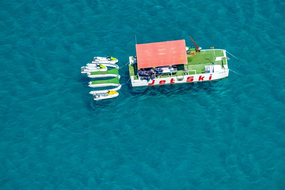 Luftbild Palma - Jet-Ski Sportboot - JetSki Verleih auf dem Wasser in Palma in Balearische Insel Mallorca, Spanien