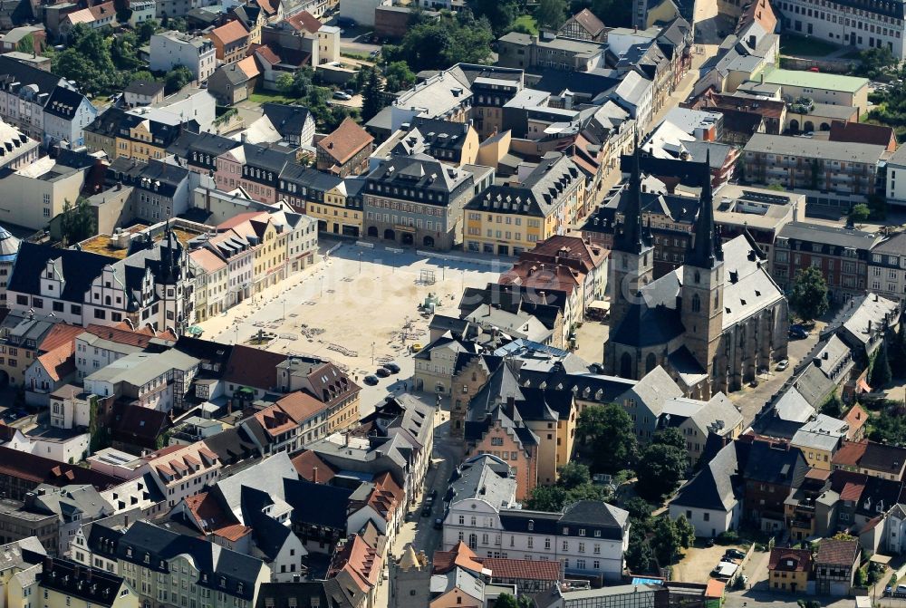Saalfeld/Saale aus der Vogelperspektive: Johanneskirche und Rathaus in der Altstadt von Saalfeld im Bundesland Thüringen