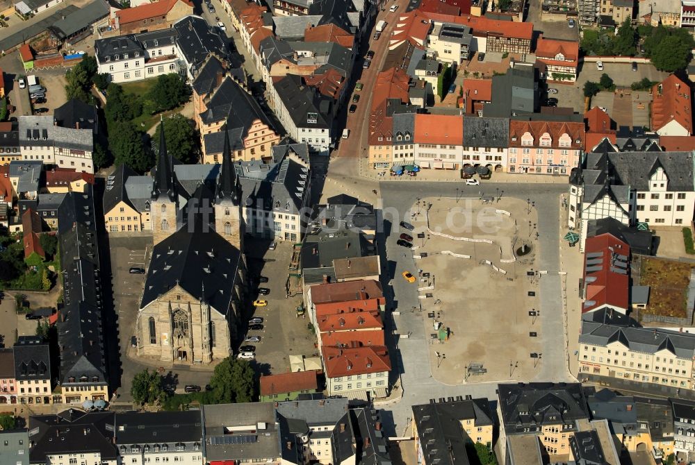 Luftbild Saalfeld/Saale - Johanneskirche und Rathaus in der Altstadt von Saalfeld im Bundesland Thüringen