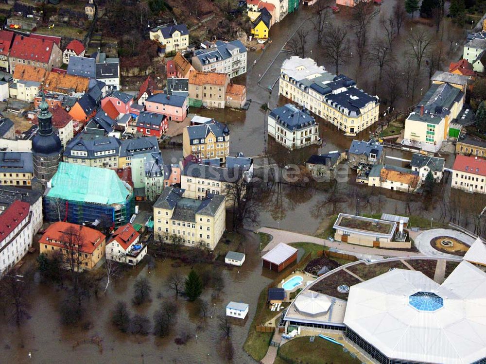 Luftaufnahme Bad Schandau - Johanneskirche und Toskana Therme in Bad Schandau im Hochwasser