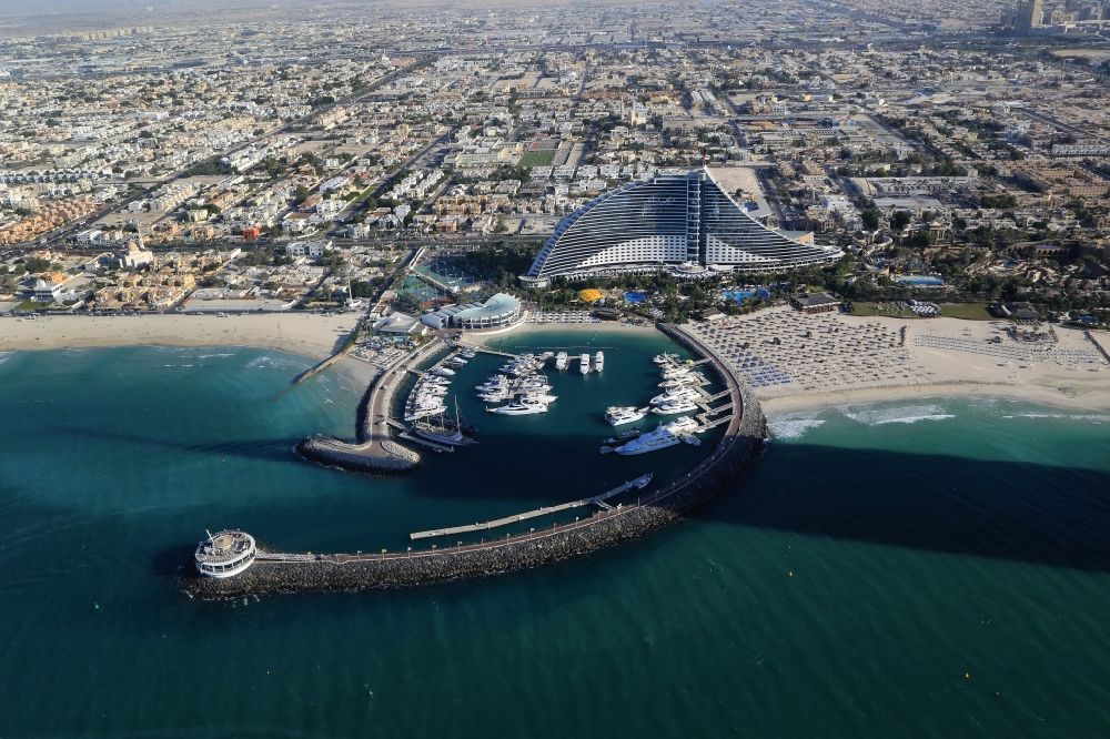 Dubai von oben - Jumeirah Beach Hotel und Jachthafen in Dubai in Vereinigte Arabische Emirate