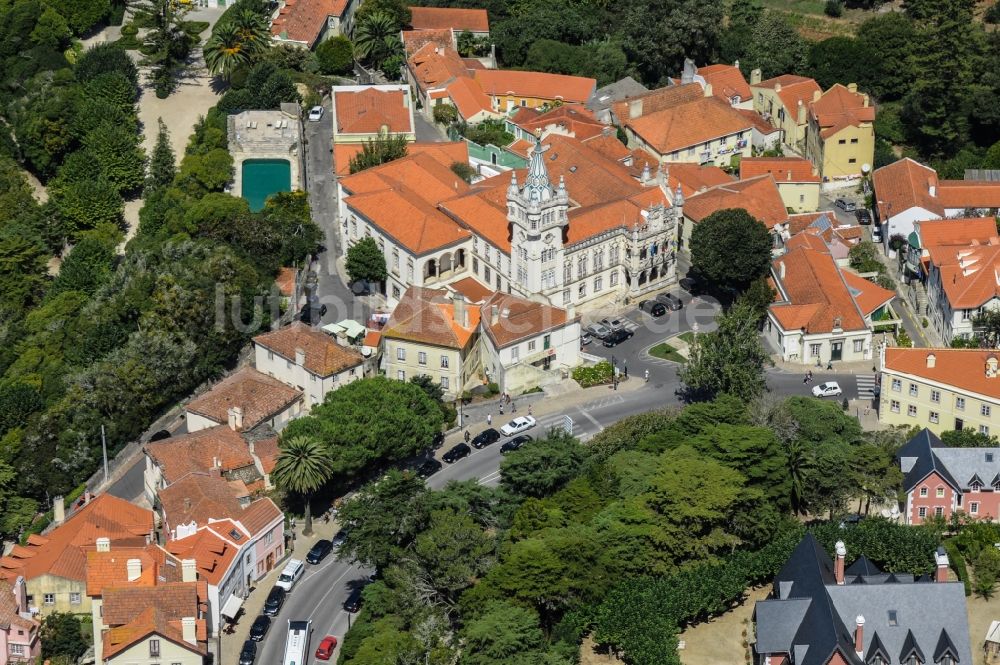 Sintra aus der Vogelperspektive: Justiz-Palast an der Avenida General Firmino Miguel in Sintra, Portugal