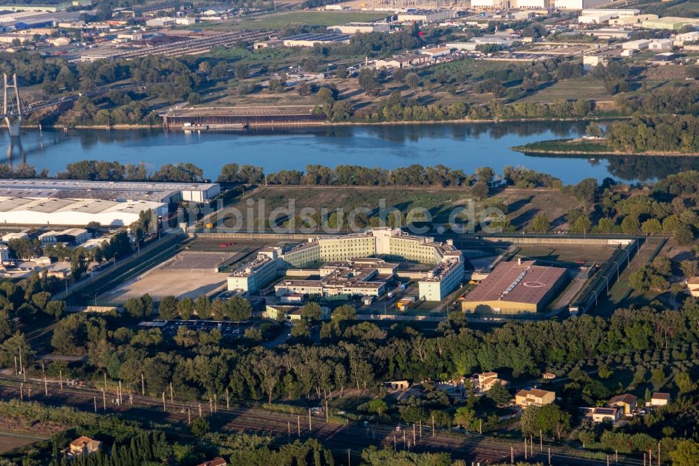 Luftaufnahme Tarascon - Justizvollzugsanstalt JVA Centre de Détention De Tarascon in Tarascon in Provence-Alpes-Cote d'Azur, Frankreich