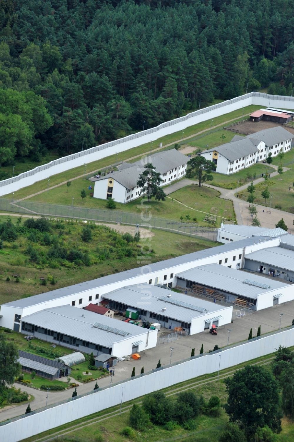Luftaufnahme Neustrelitz - Justizvollzugsanstalt JVA Am Kaulksee in Neustrelitz im Bundesland Mecklenburg-Vorpommern, Deutschland