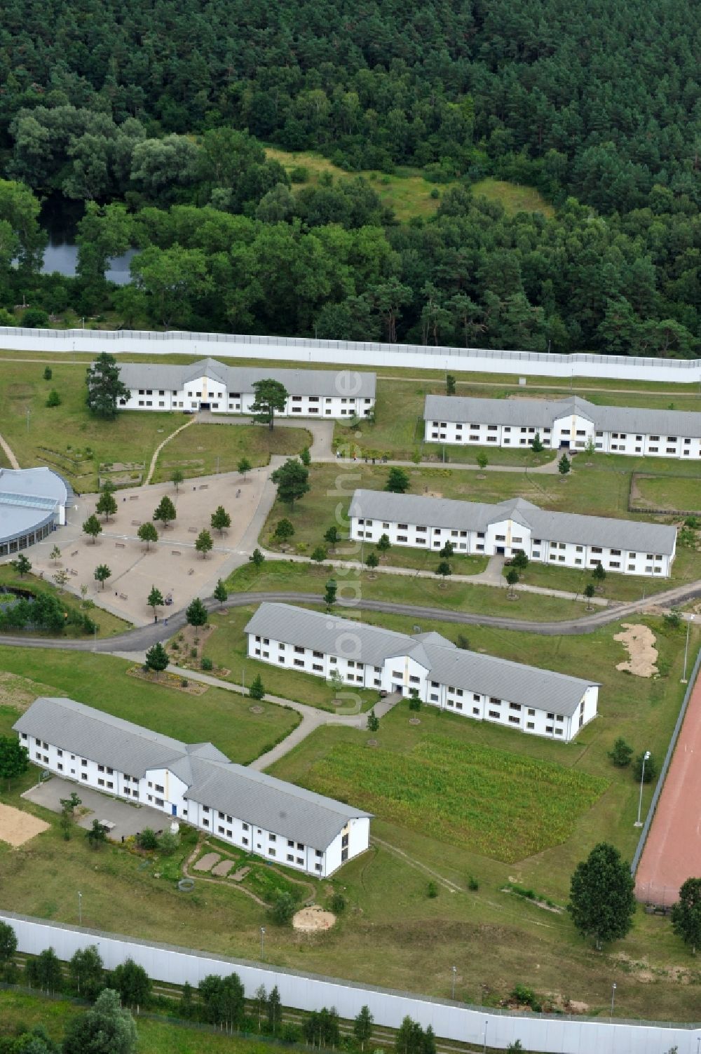 Luftaufnahme Neustrelitz - Justizvollzugsanstalt JVA Am Kaulksee in Neustrelitz im Bundesland Mecklenburg-Vorpommern, Deutschland