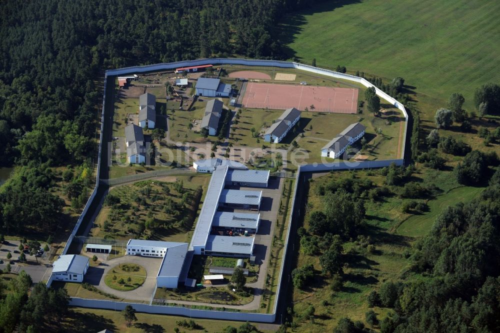 Neustrelitz aus der Vogelperspektive: Justizvollzugsanstalt JVA Am Kaulksee in Neustrelitz im Bundesland Mecklenburg-Vorpommern, Deutschland