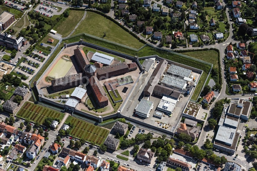Bruchsal von oben - Justizvollzugsanstalt JVA im Ortsteil Untergrombach in Bruchsal im Bundesland Baden-Württemberg, Deutschland