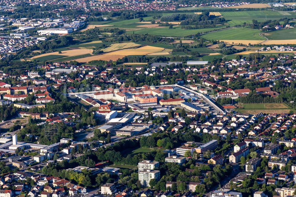 Straubing von oben - Justizvollzugsanstalt JVA Straubing in Straubing im Bundesland Bayern, Deutschland