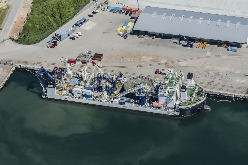 Sassnitz aus der Vogelperspektive: Kabelschiff Cable Enterprise in der Ostsee im Hafen von Sassnitz auf der Insel Rügen Mecklenburg-Vorpommeren Deutschland