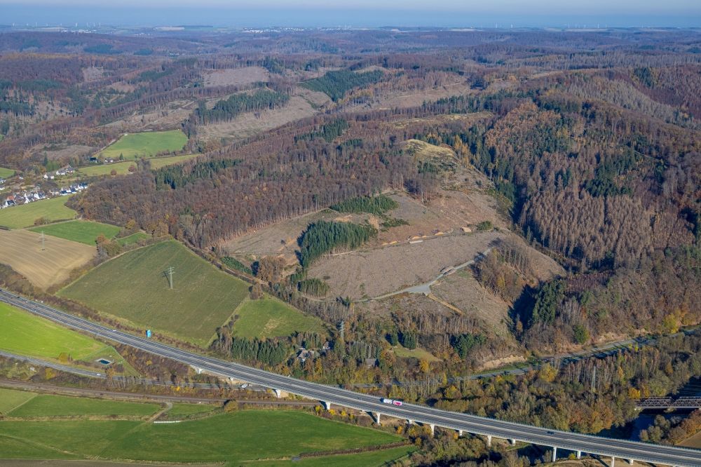 Luftaufnahme Arnsberg - Kahle Fläche eines gerodeten Waldbestandes entlang der BAB A46 in Arnsberg im Bundesland Nordrhein-Westfalen, Deutschland