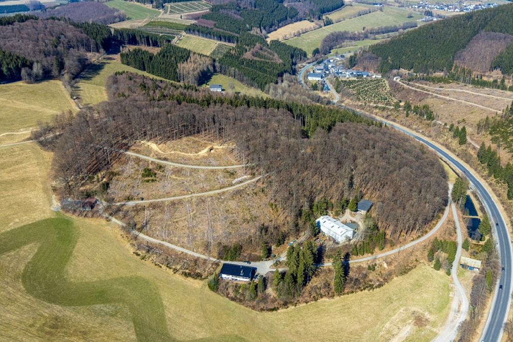Luftaufnahme Schmallenberg - Kahle Fläche eines gerodeten Waldbestandes beim Ski und Freizeitgebiet Hohe Lied in Schmallenberg im Bundesland Nordrhein-Westfalen, Deutschland