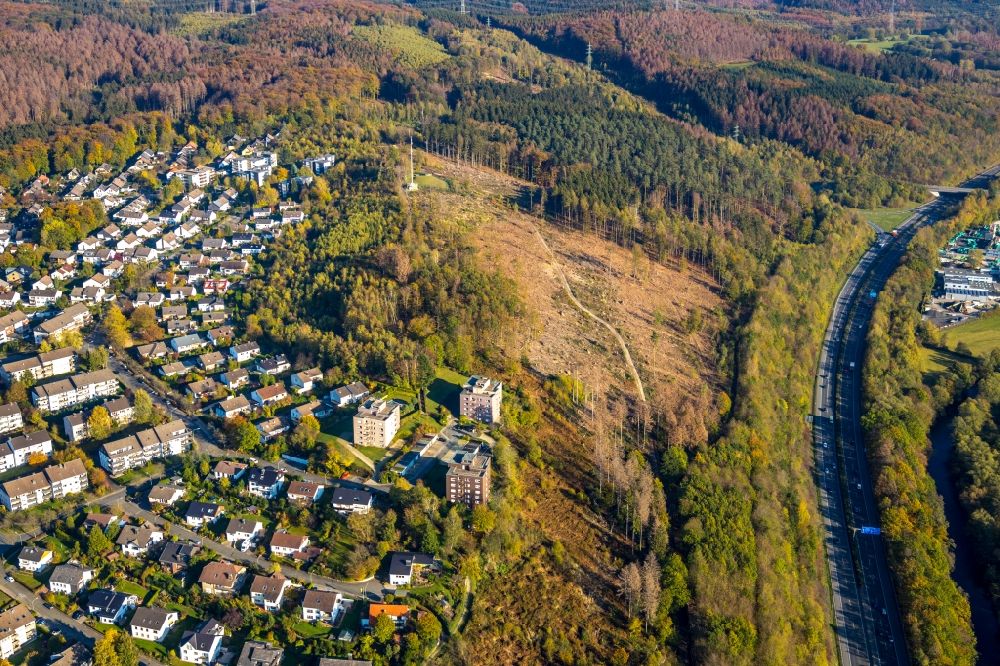 Luftaufnahme Arnsberg - Kahle Fläche eines gerodeten Waldbestandes mit Blick auf die Ortschaft entlang der BAB 46 im Ortsteil Neheim in Arnsberg im Bundesland Nordrhein-Westfalen, Deutschland