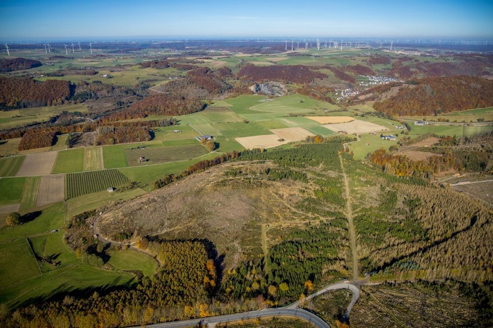 Bontkirchen von oben - Kahle Fläche eines gerodeten Waldbestandes in Bontkirchen im Bundesland Nordrhein-Westfalen, Deutschland