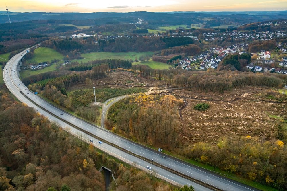 Luftbild Lüdenscheid - Kahle Fläche eines gerodeten Waldbestandes an der Brüninghauser Straße im Ortsteil Hellersen in Lüdenscheid im Bundesland Nordrhein-Westfalen, Deutschland