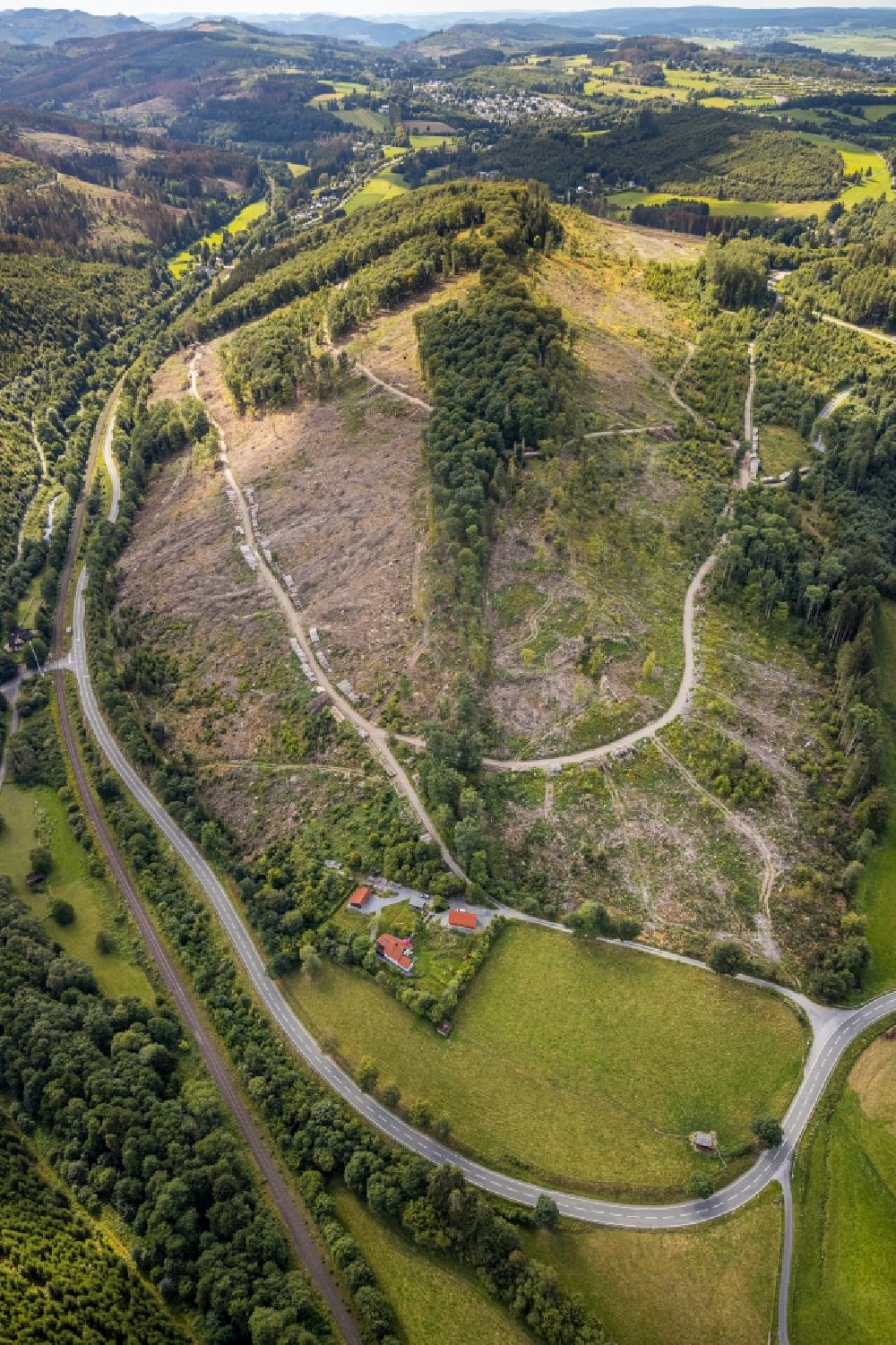 Luftbild Brilon - Kahle Fläche eines gerodeten Waldbestandes entlang der Landesstraße L913 - Walker Wiese in Brilon im Bundesland Nordrhein-Westfalen, Deutschland