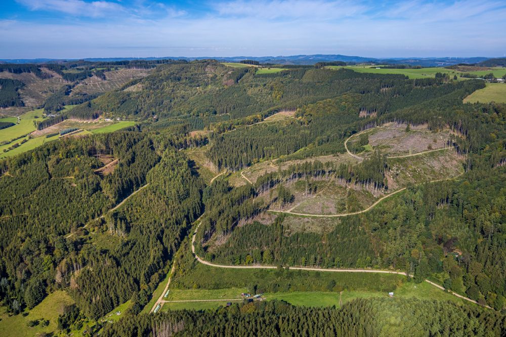 Luftaufnahme Finnentrop - Kahle Fläche eines gerodeten Waldbestandes in Finnentrop im Bundesland Nordrhein-Westfalen, Deutschland