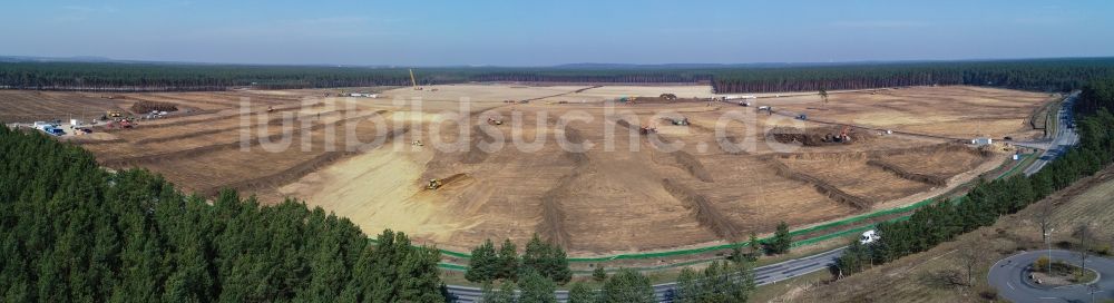 Luftaufnahme Grünheide (Mark) - Kahle Fläche eines gerodeten Waldbestandes am Tesla- Werk in Grünheide (Mark) im Bundesland Brandenburg, Deutschland