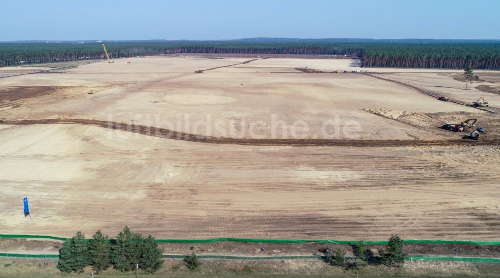 Luftbild Grünheide (Mark) - Kahle Fläche eines gerodeten Waldbestandes am Tesla- Werk in Grünheide (Mark) im Bundesland Brandenburg, Deutschland