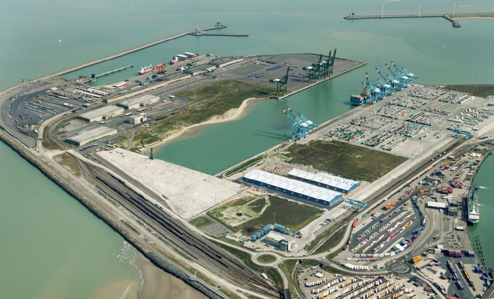 Luftaufnahme Zeebrügge - Kai und Hafenanlagen mit Containerterminals von Brügge-Zeebrügge in Belgien