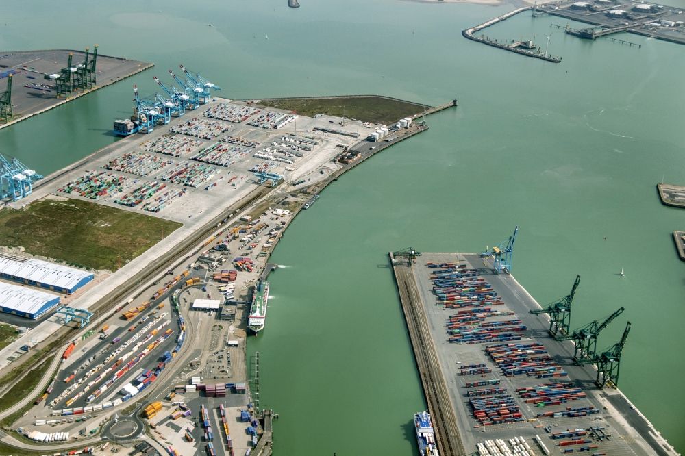 Zeebrügge von oben - Kai und Hafenanlagen mit Containerterminals von Brügge-Zeebrügge in Belgien
