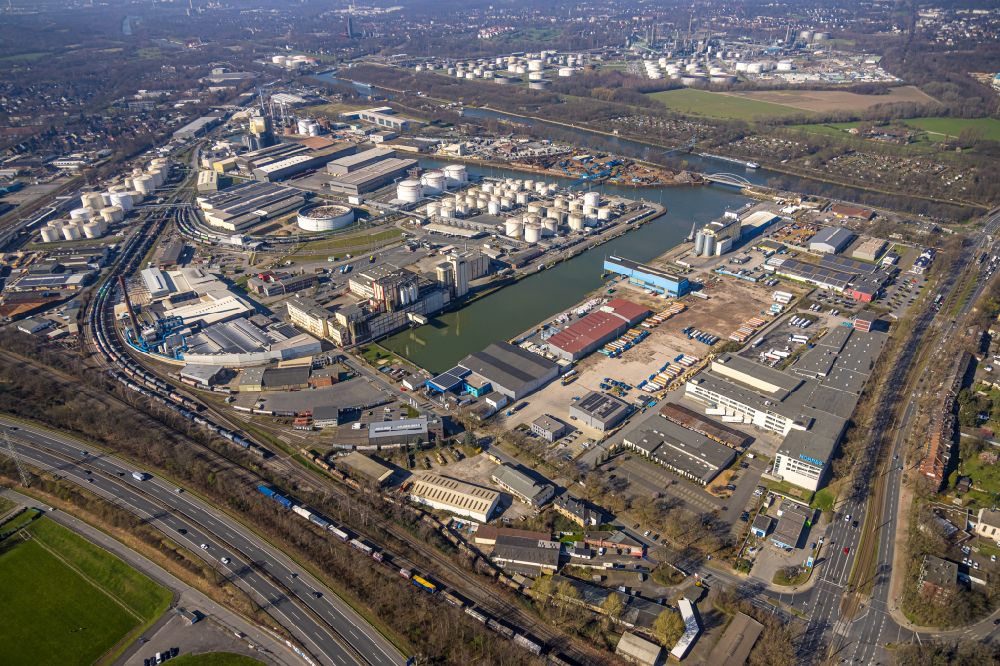Luftbild Gelsenkirchen - Kai und Hafenbecken des Binnenhafen Stadthafen Gelsenkirchen in Gelsenkirchen im Bundesland Nordrhein-Westfalen, Deutschland