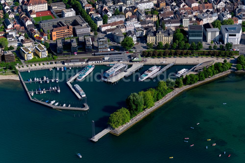Luftaufnahme Bregenz - Kai und Hafenbecken des Binnenhafen am Ufer des Bodensee in Bregenz in Vorarlberg, Österreich