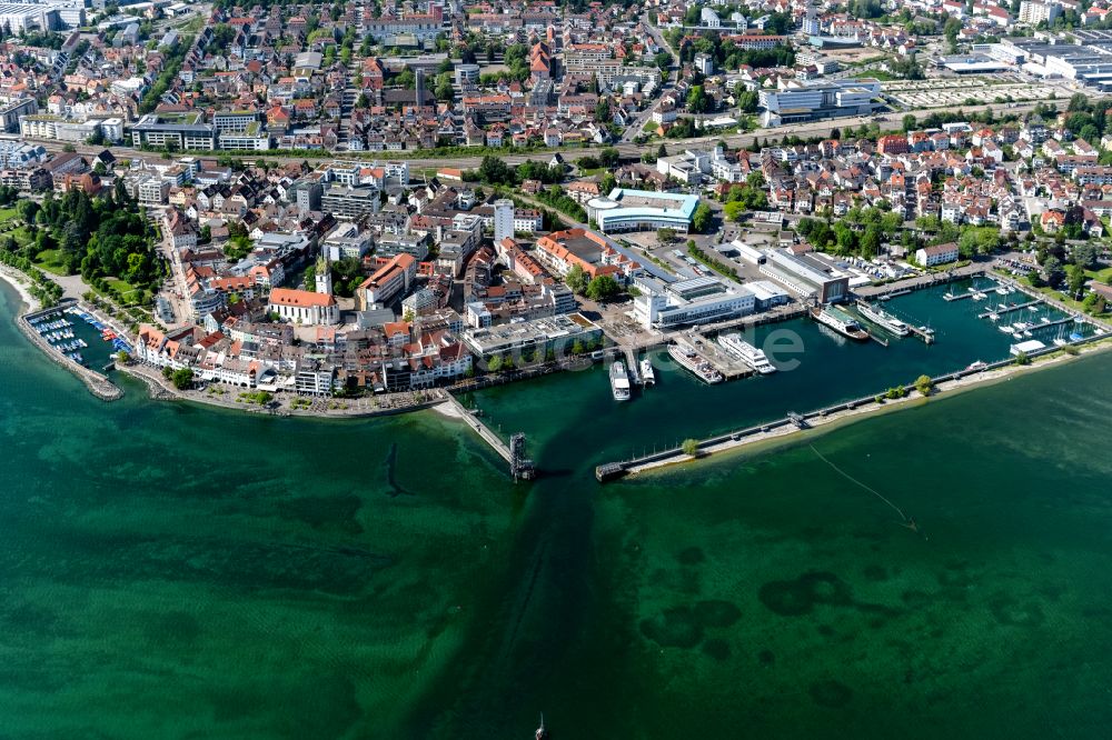 Luftaufnahme Friedrichshafen - Kai und Hafenbecken des Binnenhafen am Ufer des Bodensee in Friedrichshafen im Bundesland Baden-Württemberg, Deutschland