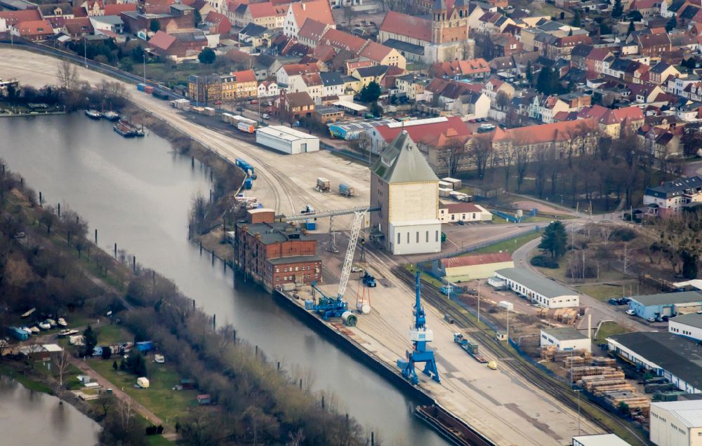 Luftbild Aken - Kai und Hafenbecken des Binnenhafen am Ufer der Elbe in Aken im Bundesland Sachsen-Anhalt, Deutschland