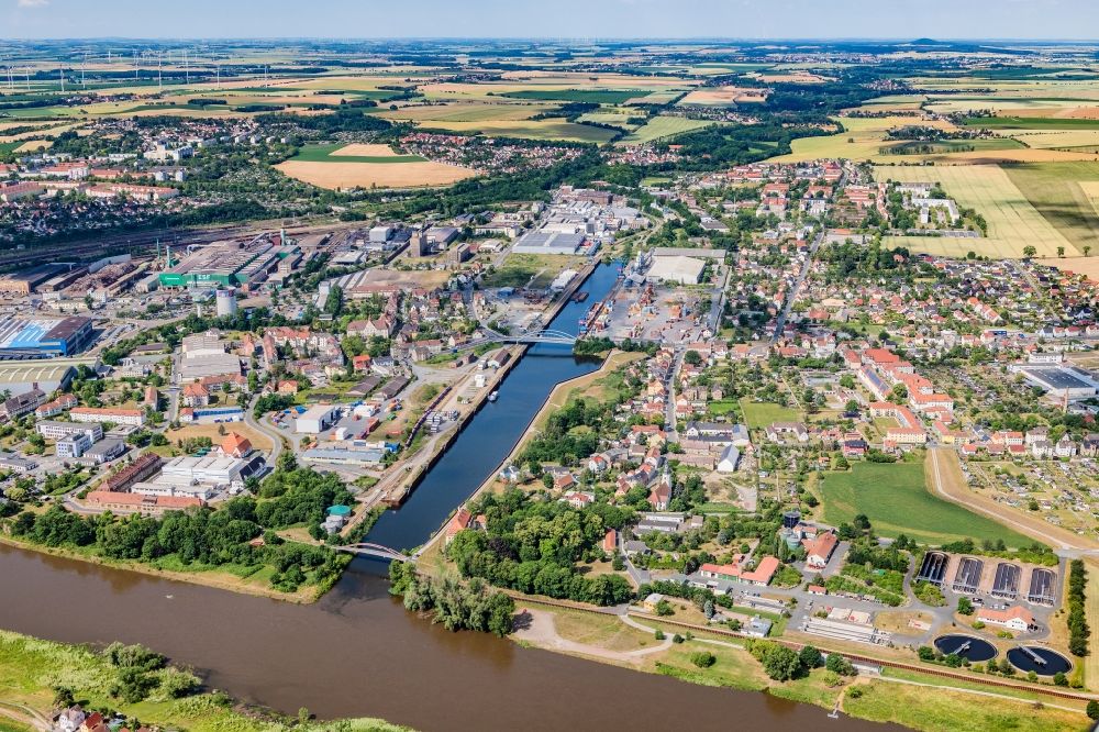 Luftbild Riesa - Kai und Hafenbecken des Binnenhafen am Ufer der Elbe im Ortsteil Gröba in Riesa im Bundesland Sachsen, Deutschland