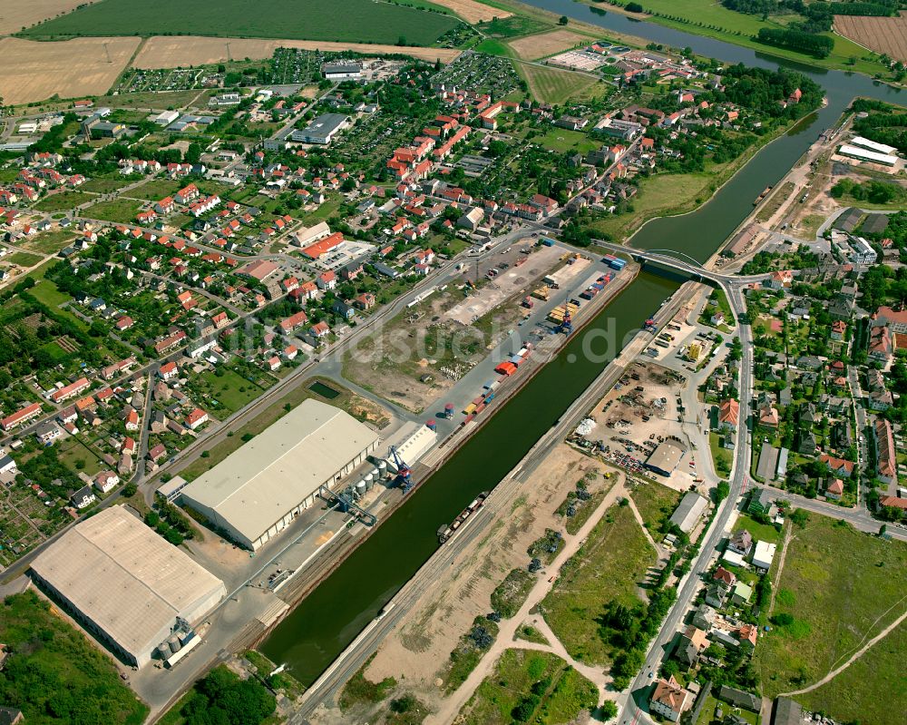 Luftaufnahme Riesa - Kai und Hafenbecken des Binnenhafen am Ufer der Elbe im Ortsteil Gröba in Riesa im Bundesland Sachsen, Deutschland