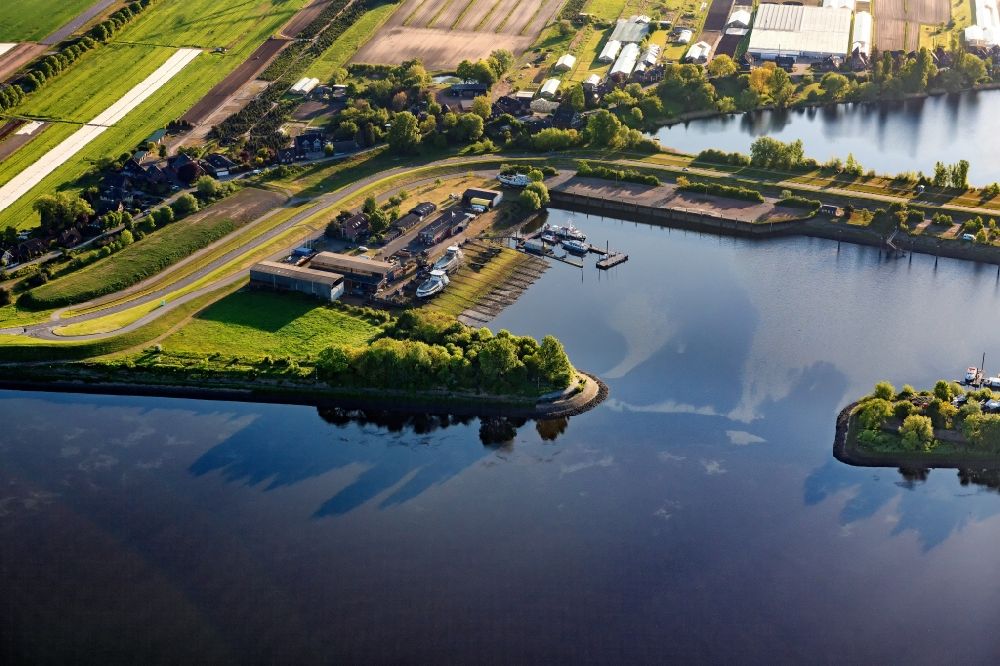 Luftbild Hamburg - Kai und Hafenbecken des Binnenhafen am Ufer der Elbe im Ortsteil Ochsenwerder in Hamburg, Deutschland