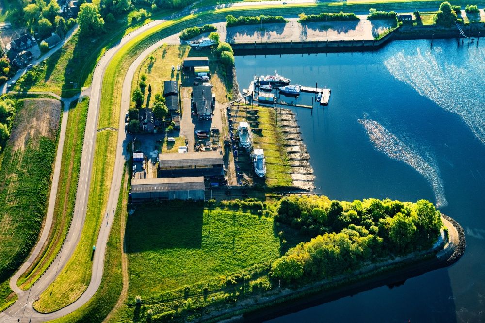 Hamburg von oben - Kai und Hafenbecken des Binnenhafen am Ufer der Elbe im Ortsteil Ochsenwerder in Hamburg, Deutschland