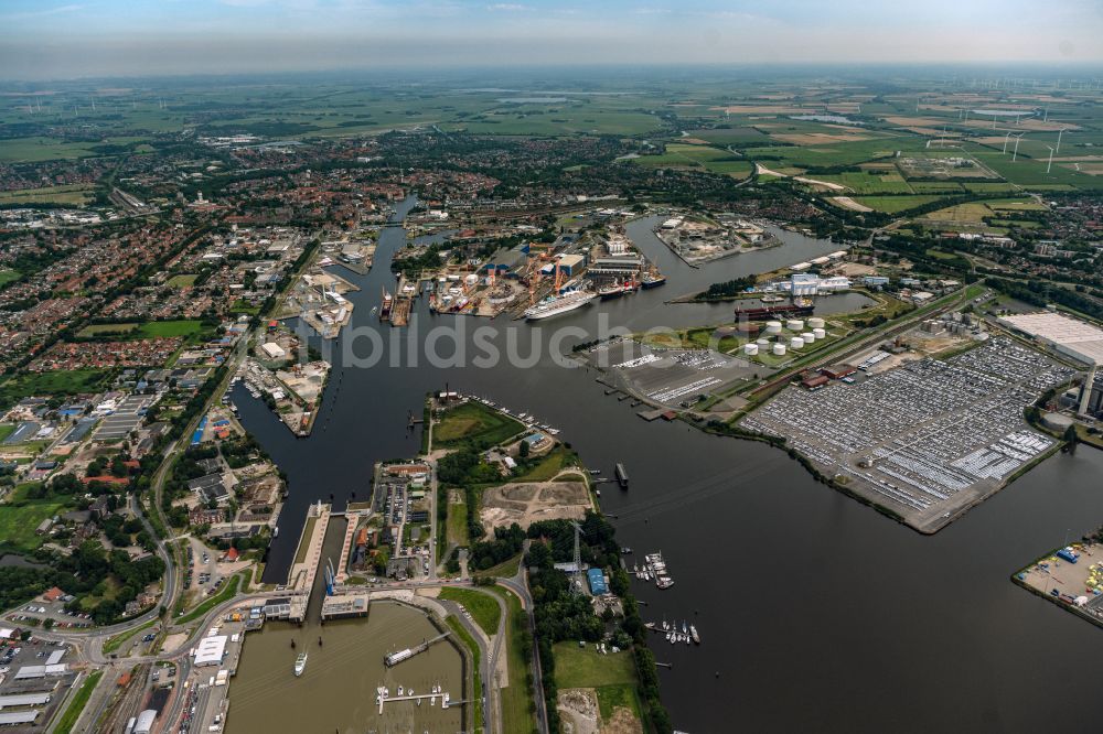 Emden aus der Vogelperspektive: Kai und Hafenbecken des Binnenhafen am Ufer der Ems in Emden im Bundesland Niedersachsen, Deutschland