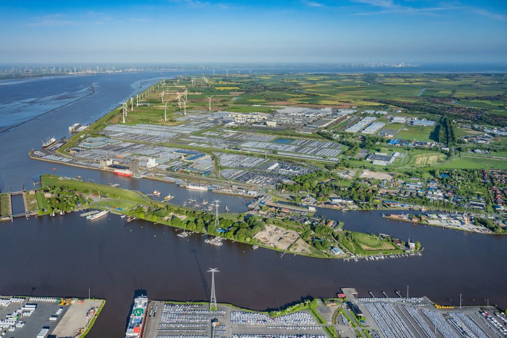 Luftaufnahme Emden - Kai und Hafenbecken des Binnenhafen am Ufer der Ems in Emden im Bundesland Niedersachsen, Deutschland
