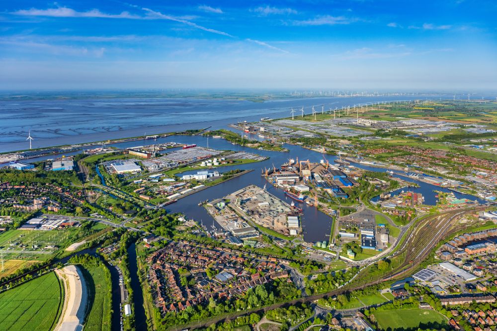 Luftbild Emden - Kai und Hafenbecken des Binnenhafen am Ufer der Ems in Emden im Bundesland Niedersachsen, Deutschland
