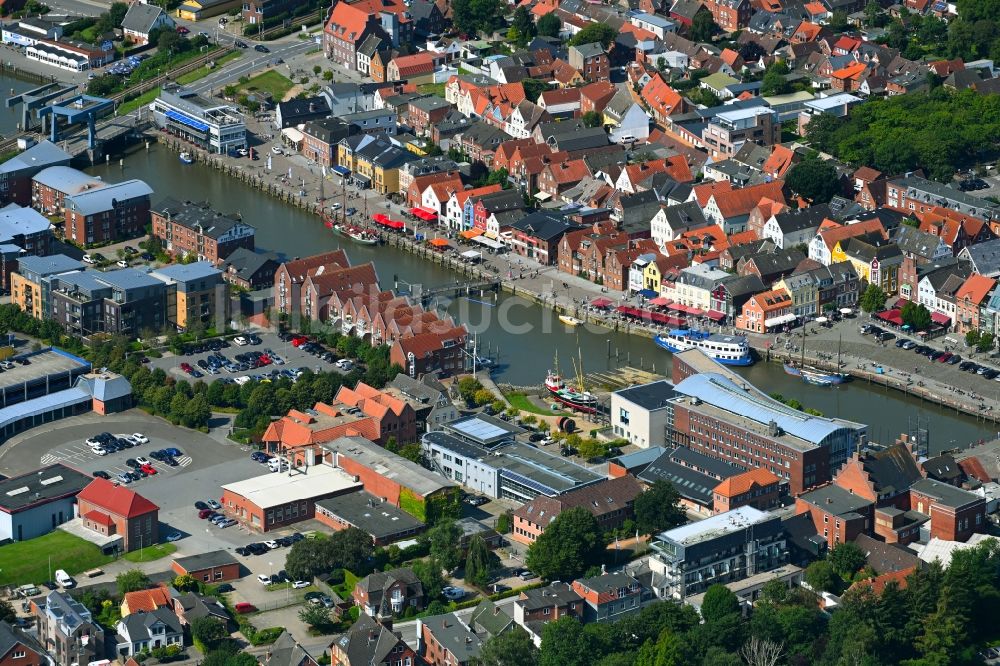 Luftbild Husum - Kai und Hafenbecken des Binnenhafen am Ufer der Husumer Au an der Hafenstraße in Husum im Bundesland Schleswig-Holstein, Deutschland